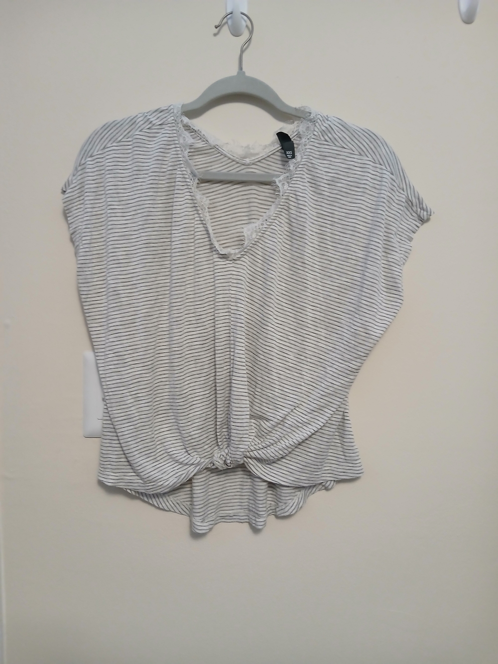 Alya Striped Knot-Front Short Sleeve Top - White/Gray
